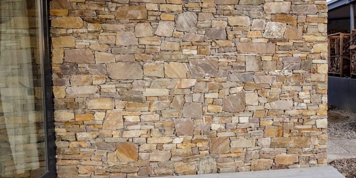 Stein: Natursteinmauer als Sichtschutz