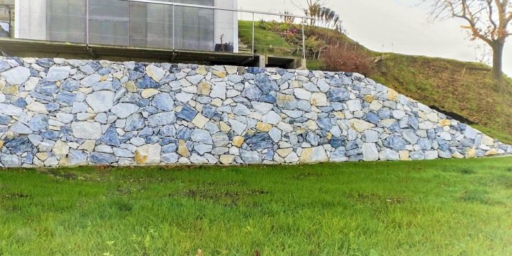 Stein: Umsetzung einer Stützmauer in einem privaten Garten